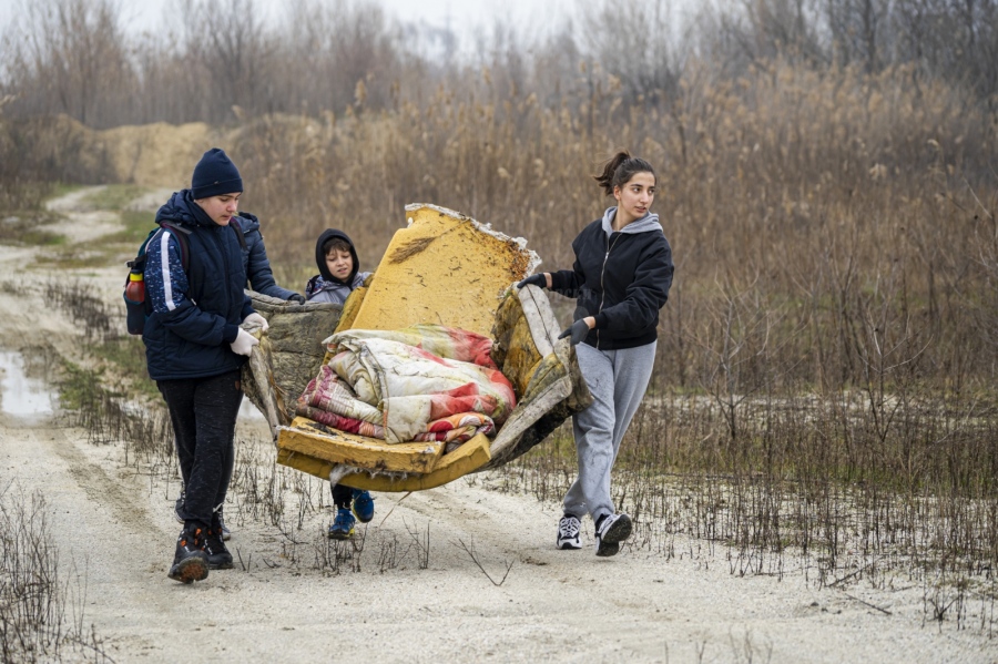 Рекордно количество боклук събраха край Бургаско езеро 